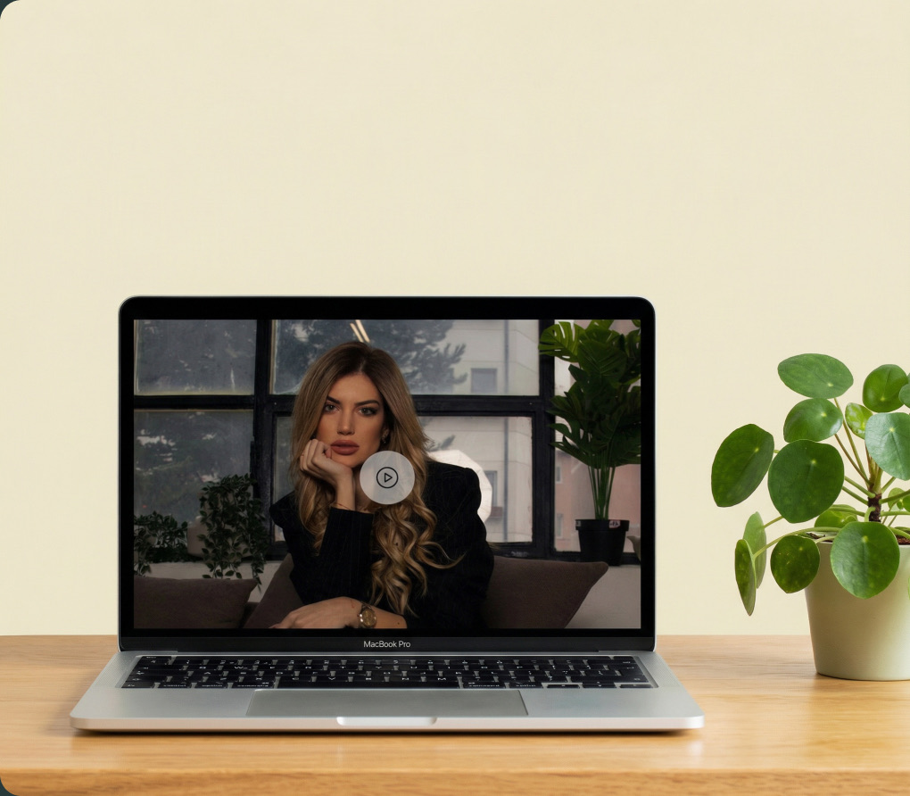 Laptop na stolu sa video lekcijom