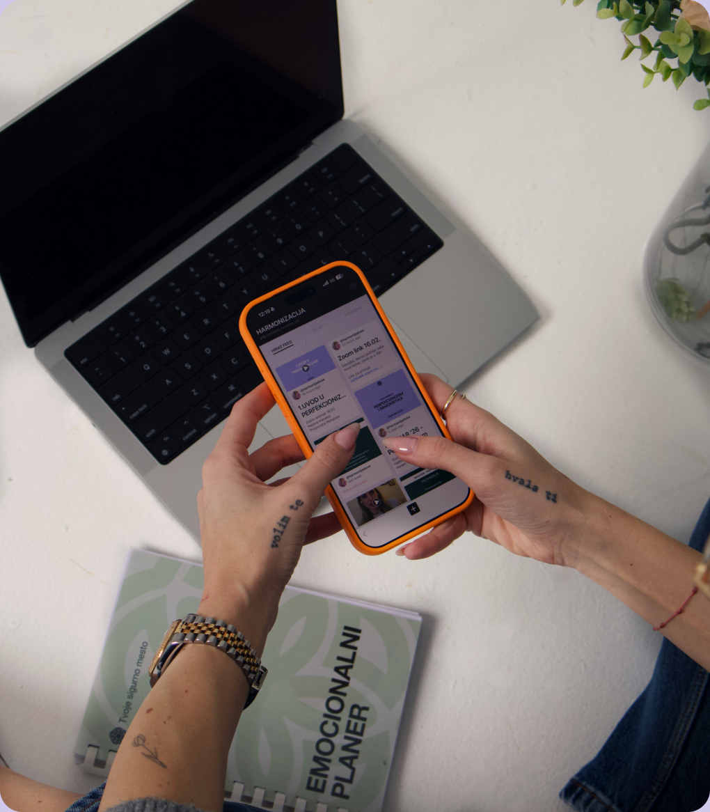 Harmonizacija app na telefonu pored emocionalnog planera